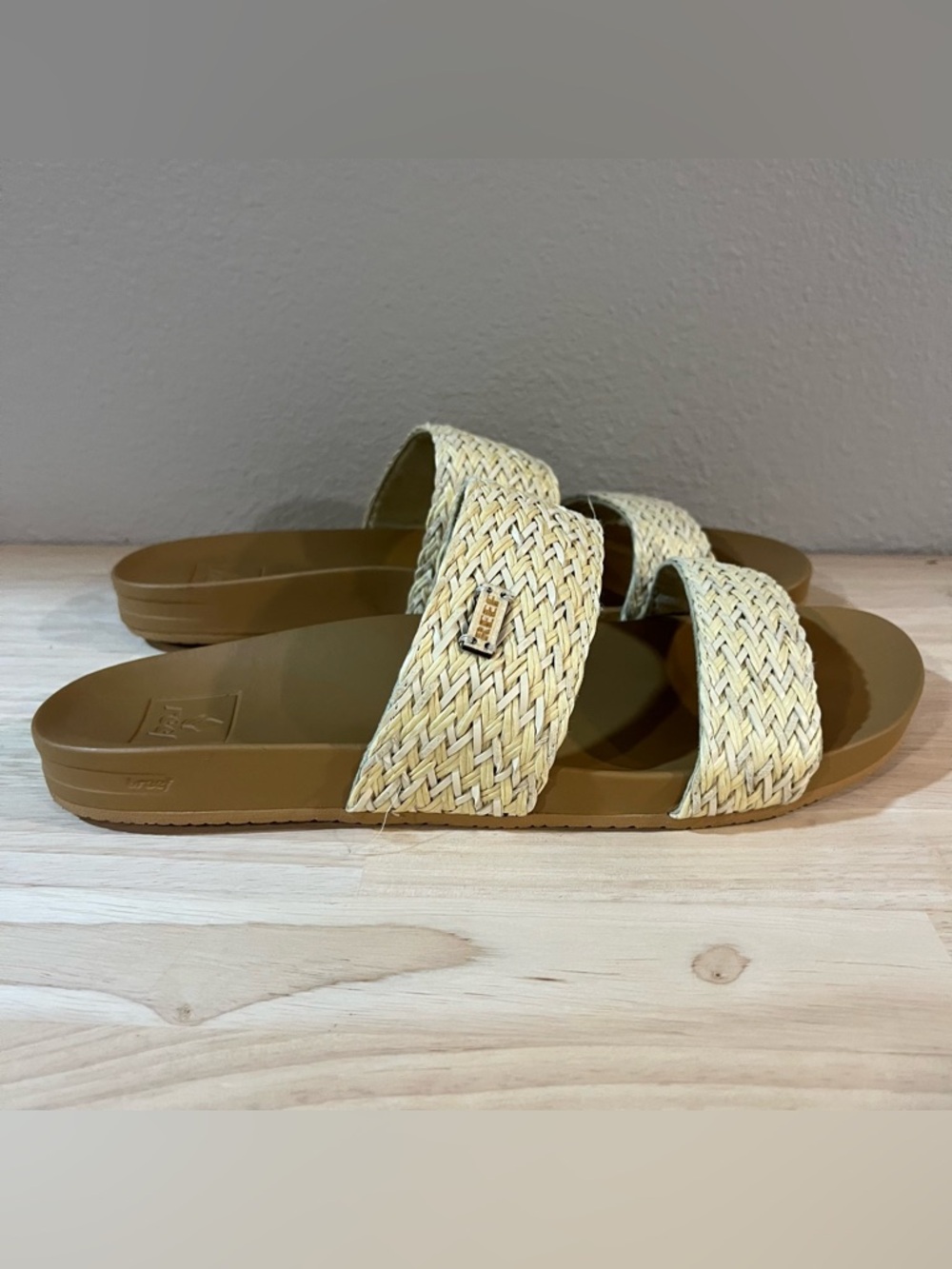 REEF Cushion Bounce Vista Braid Slide Sandals – Women’s Size 9– Tan / Natural